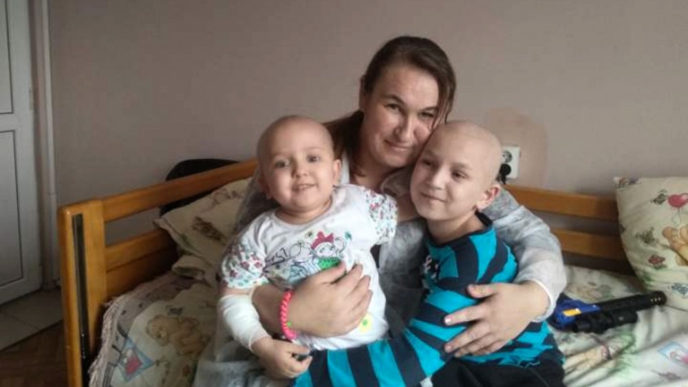 Strigăt de disperare. O familie cu doi copii bolnavi de leucemie are nevoie de ajutor
